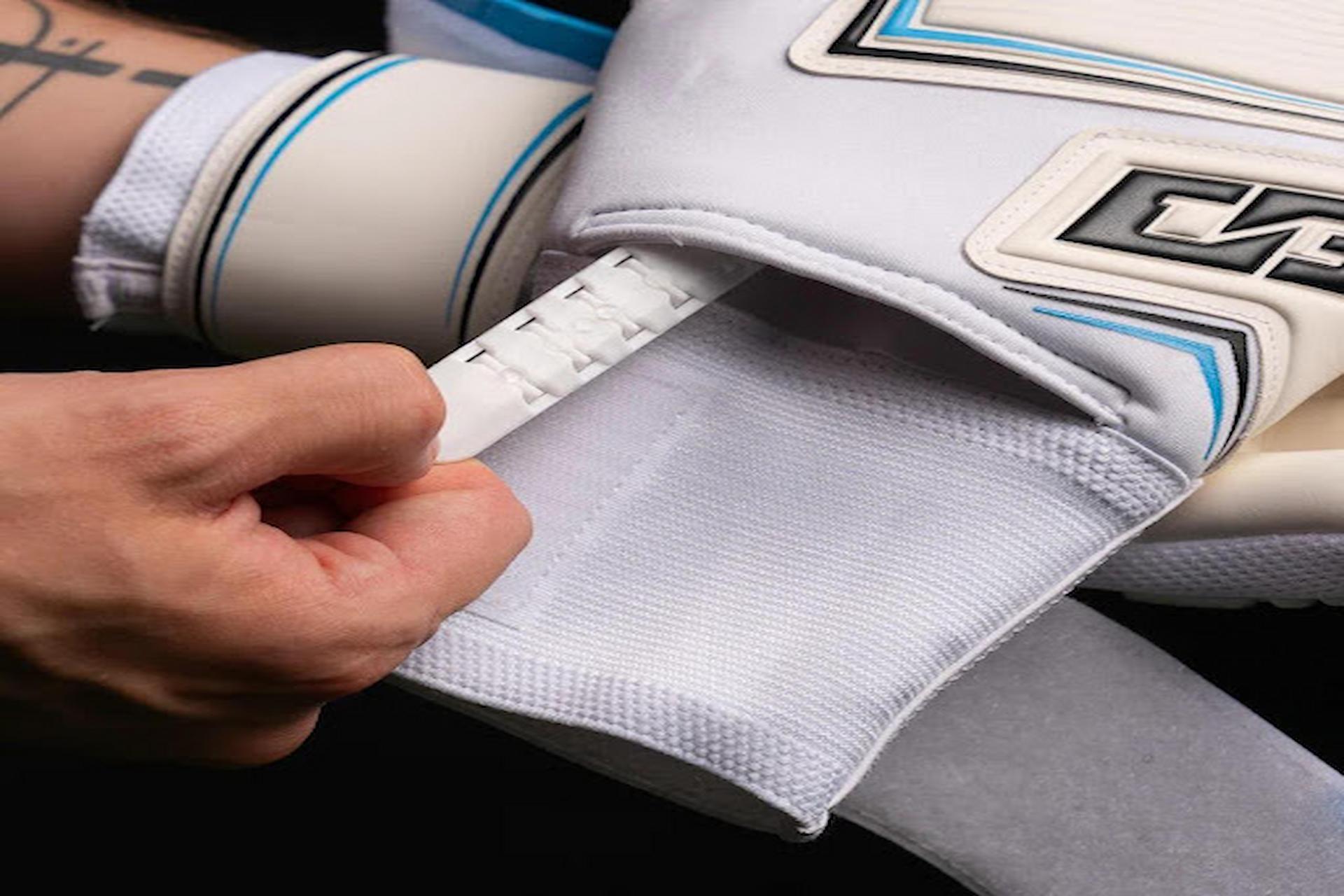 Why Players Prefer Negative Cut Goalkeeper Gloves